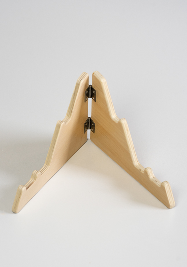 Artikelbild 2 des Artikels “Nachhaltige Tablet- & Smartphone-Halterung aus Holz – ergonomisch & stabil “