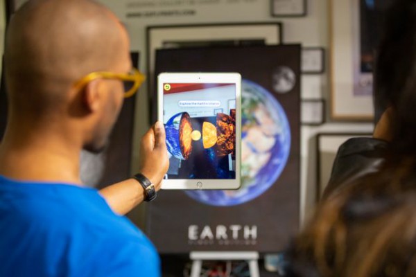 Artikelbild 3 des Artikels “Curiscope AR-Poster Erde–Mars–Mond – MINT lernen mit AR “