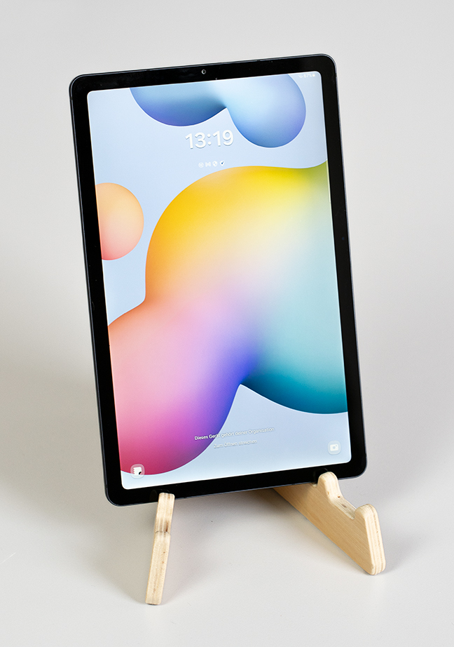 Artikelbild 3 des Artikels “Nachhaltige Tablet- & Smartphone-Halterung aus Holz – ergonomisch & stabil “
