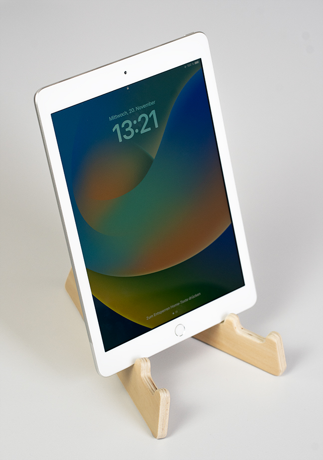 Artikelbild 4 des Artikels “Nachhaltige Tablet- & Smartphone-Halterung aus Holz – ergonomisch & stabil “