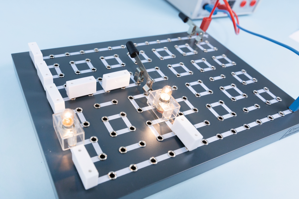 Artikelbild 5 des Artikels “Schüler-Set Elektrik mit Steckplatte – Stromkreise entdecken “