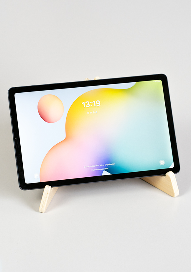 Artikelbild 7 des Artikels “Nachhaltige Tablet- & Smartphone-Halterung aus Holz – ergonomisch & stabil “